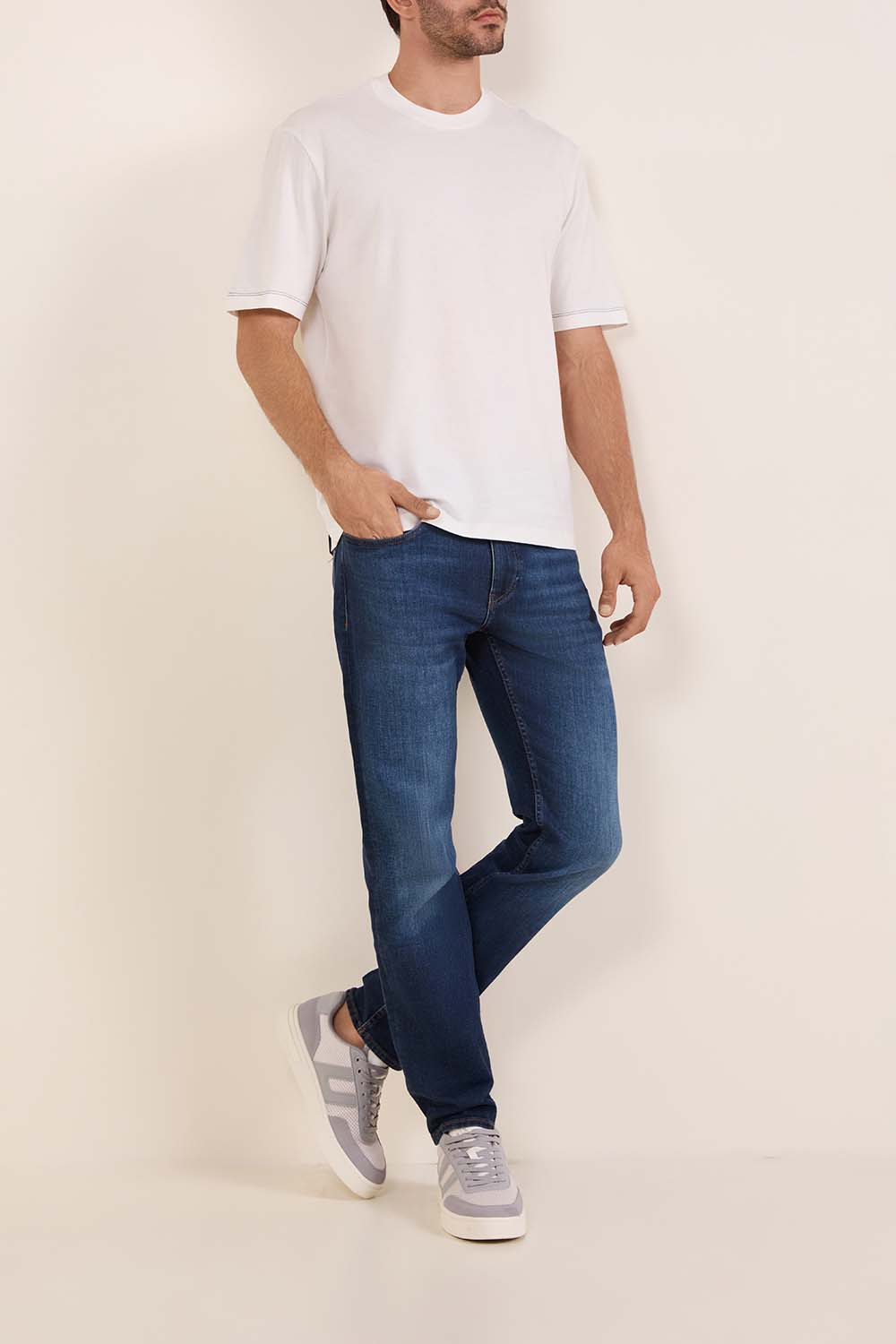 תמונת כל הלוק של חולצת טי